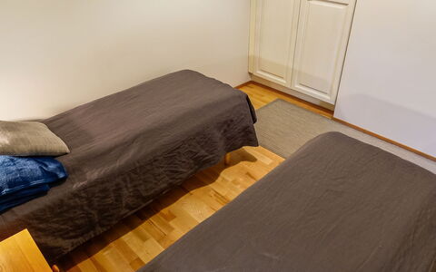 Saariseläntie 8 F 6: Fussboden, Flooring, Möbel, Holz, Holzboden, Bett, Schlafzimmer, Interior Design, Zimmer, Bettdecke