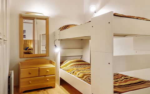 Saariseläntie 8 F 6: Bett, Möbel, Schlafzimmer, Interior Design, Holz, Fussboden, Flooring, Bedding, Zimmer, Etagenbett