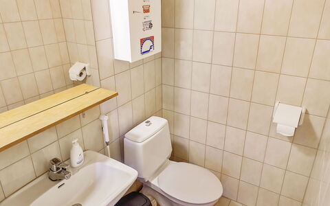 Saariseläntie 8 F 6: Toilleten Sitz, Badezimmer, Toilette, Armatur, Bad Sink, Wand, Sinken, Flooring, Fussboden, Installation