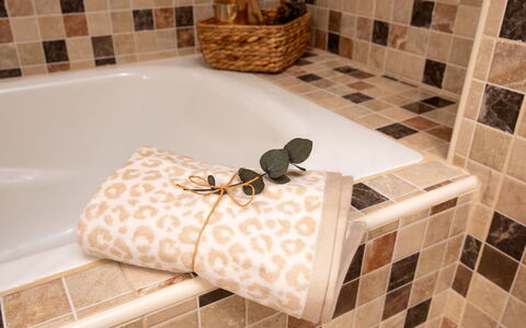 Villa Monte Feliz: Badewanne, Eigentum, Armatur, Weiss, Produkt, Rechteck, Schwarz, Badezimmer, Zapfhahn, Komfort
