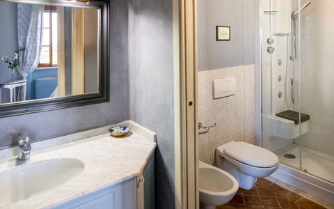 Villa Sole Del Chianti: Spiegel, Sinken, Eigentum, Armatur, Zapfhahn, Bad Sink, Blau, Toilleten Sitz, Badezimmer, Lila