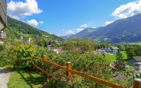 Wohnung Nr.2: Wolke, Himmel, Pflanze, Berg, Fenster, Gebäude, Natürliche Landschaft, Hochland, Vegetation, Zaun