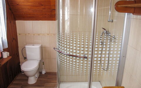 Dehtáře: Eigentum, Badezimmer, Duschkopf, Holz, Toilleten Sitz, Interior Design, Armatur, Toilette, Haus