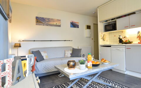 L'Orée de Deauville: Möbel, Eigentum, Couch, Bilderrahmen, Azurblau, Blau, Orange, Cabinetry, Beleuchtung, Interior Design