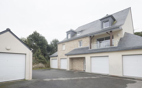 Quiberon 242: Gebäude, Himmel, Garagentor, Strassenbelag, Haus, Grundstueck, Asphalt, Baum, Fenster
