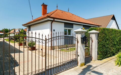 Ildiko: Himmel, Pflanze, Eigentum, Gebäude, Fenster, Haus, Grundstueck, Zaun, Nachbarschaft