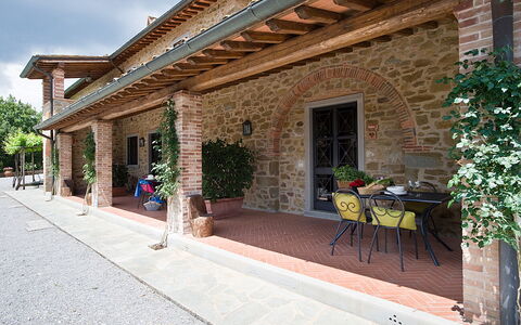 Agriturismo L'incrociata: Pflanze, Eigentum, Himmel, Gebäude, Fenster, Schatten, Stuhl, Strassenbelag, Blumentopf, Nachbarschaft