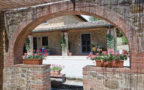 Agriturismo L'incrociata: Pflanze, Blume, Fenster, Blumentopf, Gebäude, Schatten, Mauerwerk, Backstein, Zimmerpflanze, Holz