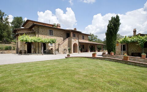Agriturismo L'incrociata: Wolke, Himmel, Pflanze, Gebäude, Baum, Grundstueck, Gras, Wohngebiet, Landschaft, Grundeigentum
