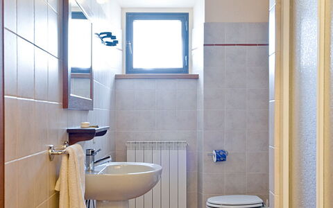 Agriturismo L'incrociata: Spiegel, Armatur, Eigentum, Sinken, Zapfhahn, Lila, Badezimmer, Holz, Interior Design