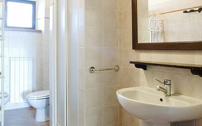 Greppia: Spiegel, Zapfhahn, Sinken, Armatur, Eigentum, Bad Sink, Holz, Gebäude, Badezimmer, Lila