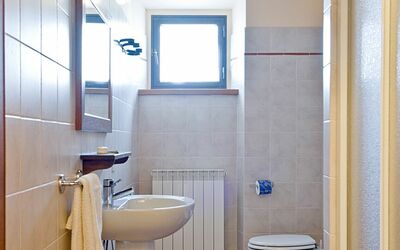 Granaio: Spiegel, Armatur, Eigentum, Sinken, Zapfhahn, Lila, Badezimmer, Holz, Interior Design