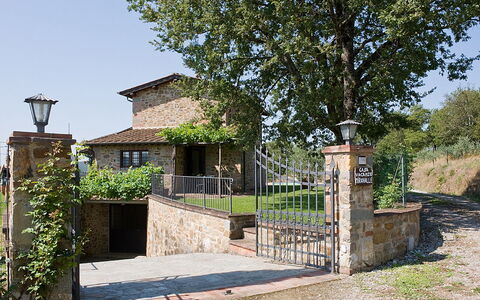 Villa Miravalle: Pflanze, Himmel, Gebäude, Fenster, Baum, Grundstueck, Hütte, Nachbarschaft, Haus, Wohngebiet