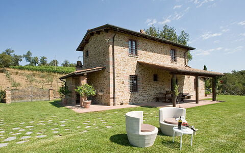 Villa Miravalle: Himmel, Pflanze, Gebäude, Eigentum, Fenster, Wolke, Baum, Haus, Grundstueck, Hütte
