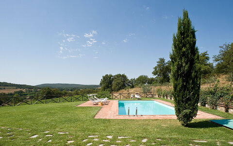 Villa Miravalle: Himmel, Pflanze, Wasser, Wasservorräte, Grün, Wolke, Azurblau, Natürliche Landschaft, Natürlichen Umgebung, Schwimmbad