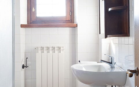 Villa Miravalle: Spiegel, Sinken, Armatur, Eigentum, Bad Sink, Zapfhahn, Weiss, Badezimmer, Lila