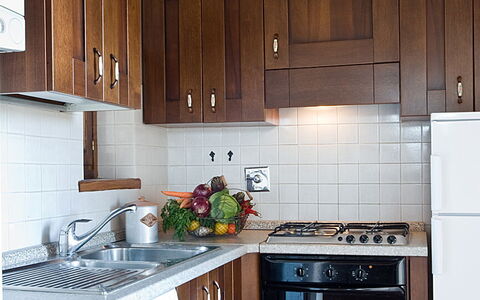 Villa Miravalle: Cabinetry, Countertop, Eigentum, Sinken, Spüle, Gebäude, Herd, Küche, Küchengerät, Holz