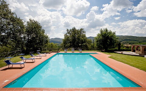 Cottage Capanna: Wasser, Wolke, Himmel, Daytime, Eigentum, Schwimmbad, Azurblau, Pflanze, Rechteck, Baum