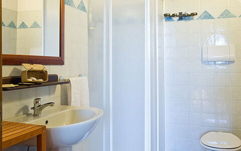 Cottage Capanna: Spiegel, Eigentum, Armatur, Badezimmer, Zapfhahn, Sinken, Lila, Gebäude, Bad Sink