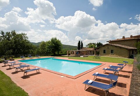 Cottage Capanna: Wolke, Pflanze, Himmel, Eigentum, Schwimmbad, Gebäude, Wasser, Azurblau, Baum, Schatten