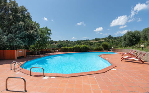 Villa Laura: Wasser, Himmel, Schwimmbad, Wolke, Azurblau, Baum, Gewässer, Gartenmöbel, Aqua, Freizeit