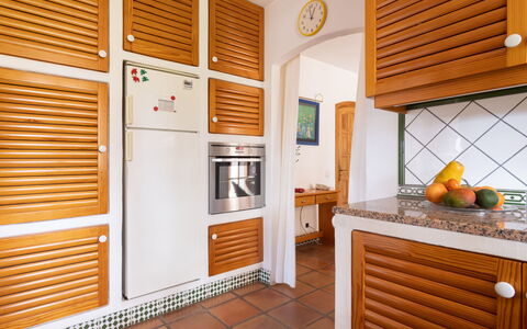 Finca Ingala: Eigentum, Cabinetry, Gebäude, Orange, Interior Design, Holz, Beleuchtung, Haushaltsgerät, Küche, Haus