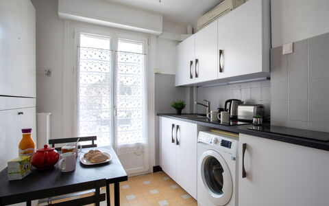 Le Cormoran: Eigentum, Möbel, Wäschekammer, Küchengerät, Cabinetry, Tabelle, Küche, Interior Design, Countertop, Fenster