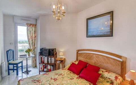 Grand Sud: Bilderrahmen, Möbel, Eigentum, Fenster, Holz, Beleuchtung, Komfort, Interior Design, Gelb, Fussboden
