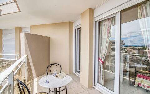 Grand Sud: Möbel, Tabelle, Fenster, Gebäude, Holz, Interior Design, Stuhl, Fussboden, Schatten