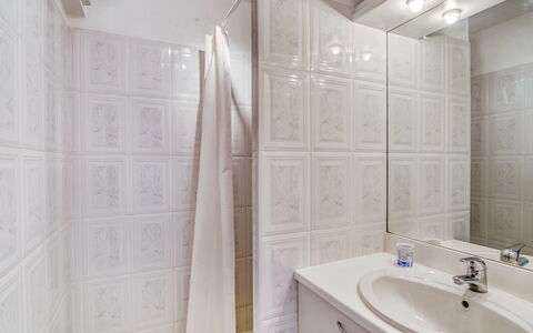 Grand Sud: Spiegel, Armatur, Sinken, Eigentum, Zapfhahn, Bad Sink, Badezimmer, Holz, Interior Design, Badezimmerschrank