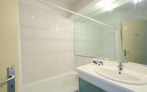 Canet-Plage 180: Badezimmer, Eigentum, Zimmer, Fliese, Wand, Die Architektur, Zapfhahn, Interior Design, Armatur, Bad Zubehör