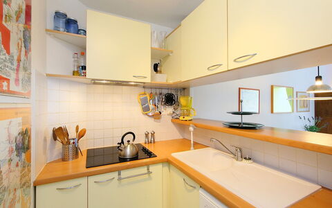 Canet-Plage 180: Eigentum, Zimmer, Küche, Gelb, Möbel, Cabinetry, Haus, Gebäude, Countertop, Interior Design