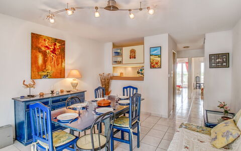 Grand Sud: Tabelle, Bilderrahmen, Möbel, Eigentum, Stuhl, Holz, Interior Design, Küche, Fussboden, Wohnzimmer