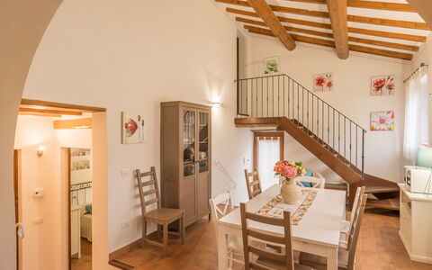 Borgo San Vincenti: Eigentum, Möbel, Holz, Gebäude, Stuhl, Interior Design, Bilderrahmen, Flooring, Fussboden, Wohnzimmer