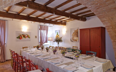 Borgo San Vincenti: Möbel, Tabelle, Tischdecke, Esszimmer, Geschirr, Interior Design, Stuhl, Linens, Küche & Esszimmer Tisch, Textil