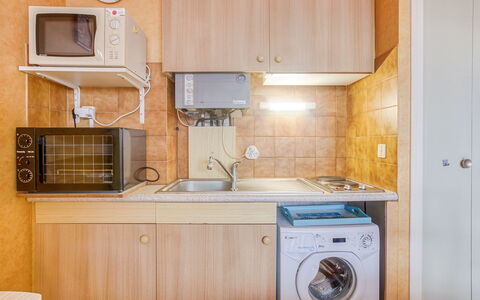 Résidence les Béniguets: Cabinetry, Spüle, Countertop, Sinken, Eigentum, Zapfhahn, Möbel, Küchengerät, Armatur, Haushaltsgerät