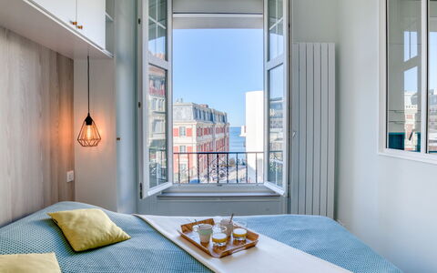 Villa Brillante: Eigentum, Gebäude, Möbel, Azurblau, Komfort, Blau, Holz, Schatten, Textil, Flooring