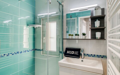 Villa Brillante: Spiegel, Armatur, Eigentum, Duschkopf, Duschtür, Azurblau, Dusche, Badezimmer, Interior Design