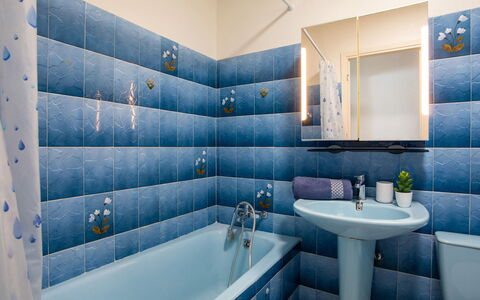 Les Voiliers: Spiegel, Zapfhahn, Sinken, Armatur, Bad Sink, Blau, Azurblau, Gebäude, Badezimmer, Badewanne