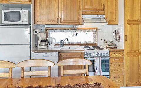 Rukakuru 47: Küche, Küchengerät, Countertop, Möbel, Cabinetry, Major Appliance, Holz, Interior Design, Sinken, Flooring
