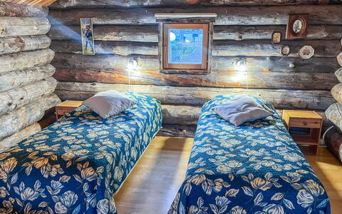 Rukakuru 47: Holz, Schlafzimmer, Bettdecke, Bett, Bedding, Bettrahmen, Fussboden, Decke, Holzbeize, Linens