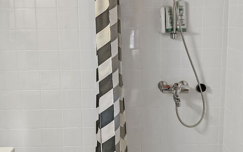 Rukakuru 47: Armatur, Flooring, Badezimmer, Fussboden, Interior Design, Installation, Duschvorhang, Fliese, Zimmer, Dusche