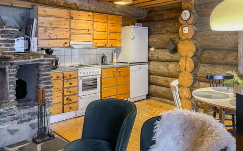 Kelotorppa a: Holz, Decke, Zuhause, Hütte, Möbel, Blockhaus, Zimmer, Holzbeize, Light Fixture, Küche