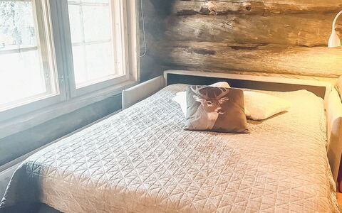 Kelotorppa a: Schlafzimmer, Holz, Bedding, Linens, Bett, Bettdecke, Fussboden, Textil, Flooring, Möbel