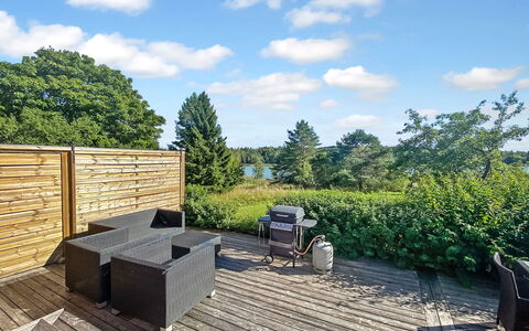 Kirsikkaranta 1: Himmel, Gartenmöbel, Hartholz, Deck, Planke, Garten, Schatten, Holzbeize, Landscaping, Stuhl