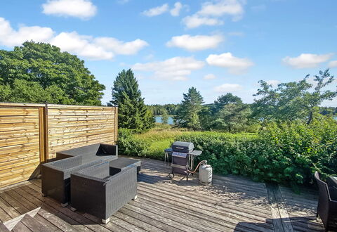 Kirsikkaranta 1: Himmel, Gartenmöbel, Hartholz, Deck, Planke, Garten, Schatten, Holzbeize, Landscaping, Stuhl