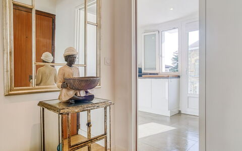 Océana: Eigentum, Möbel, Fenster, Holz, Interior Design, Gebäude, Fussboden, Regale, Materialeigenschaft