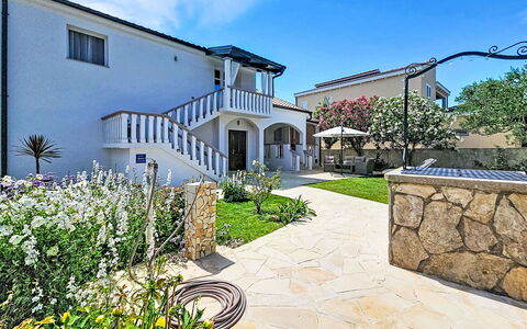 Tone: Wohngebiet, Haus, Zuhause, Estate, Schatten, Landscaping, Garten, Hazienda, Vorort, Flagstone