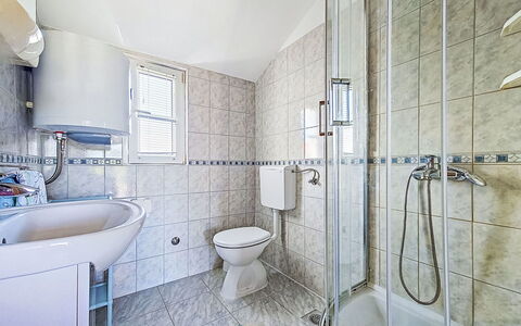 Tone: Armatur, Flooring, Fussboden, Interior Design, Badezimmer, Decke, Installation, Zimmer, Zapfhahn, Fliese