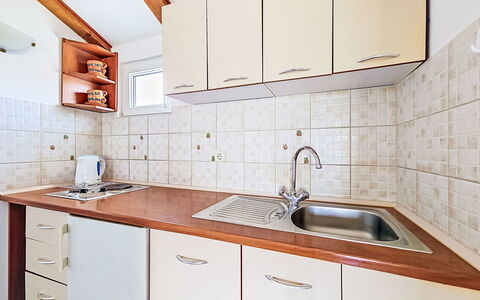Tone: Küche, Armatur, Countertop, Spüle, Flooring, Major Appliance, Sinken, Interior Design, Küchengerät, Zapfhahn